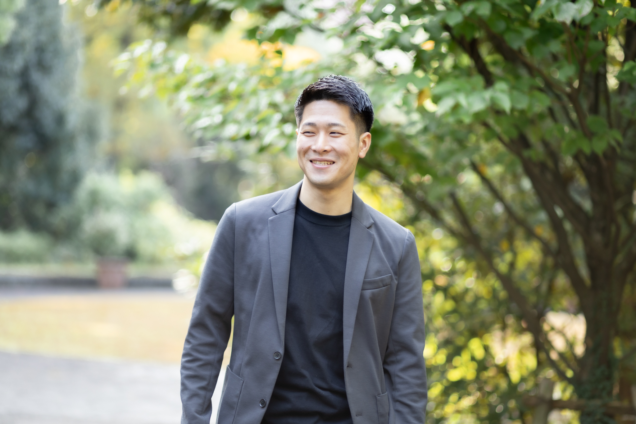 名古屋市の公園でプロフィール写真を撮る男性