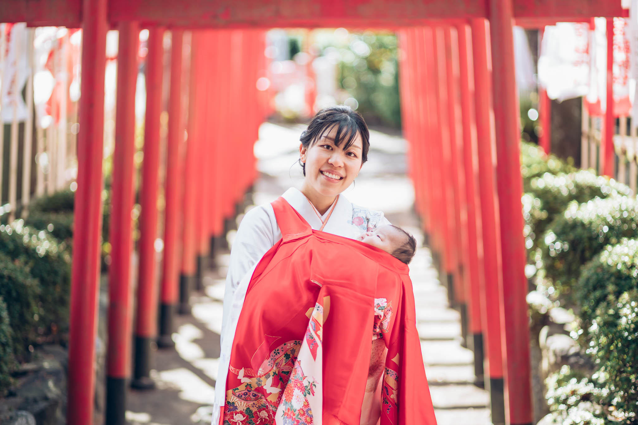 成海神社でお宮参りする女性