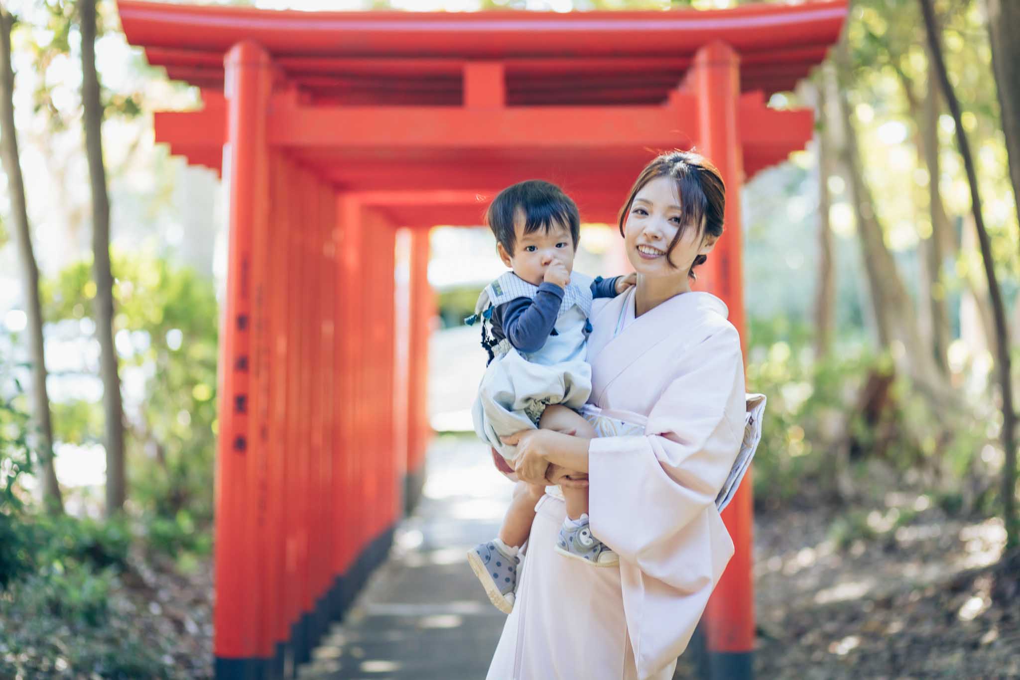 城山八幡宮でお宮参りをする家族
