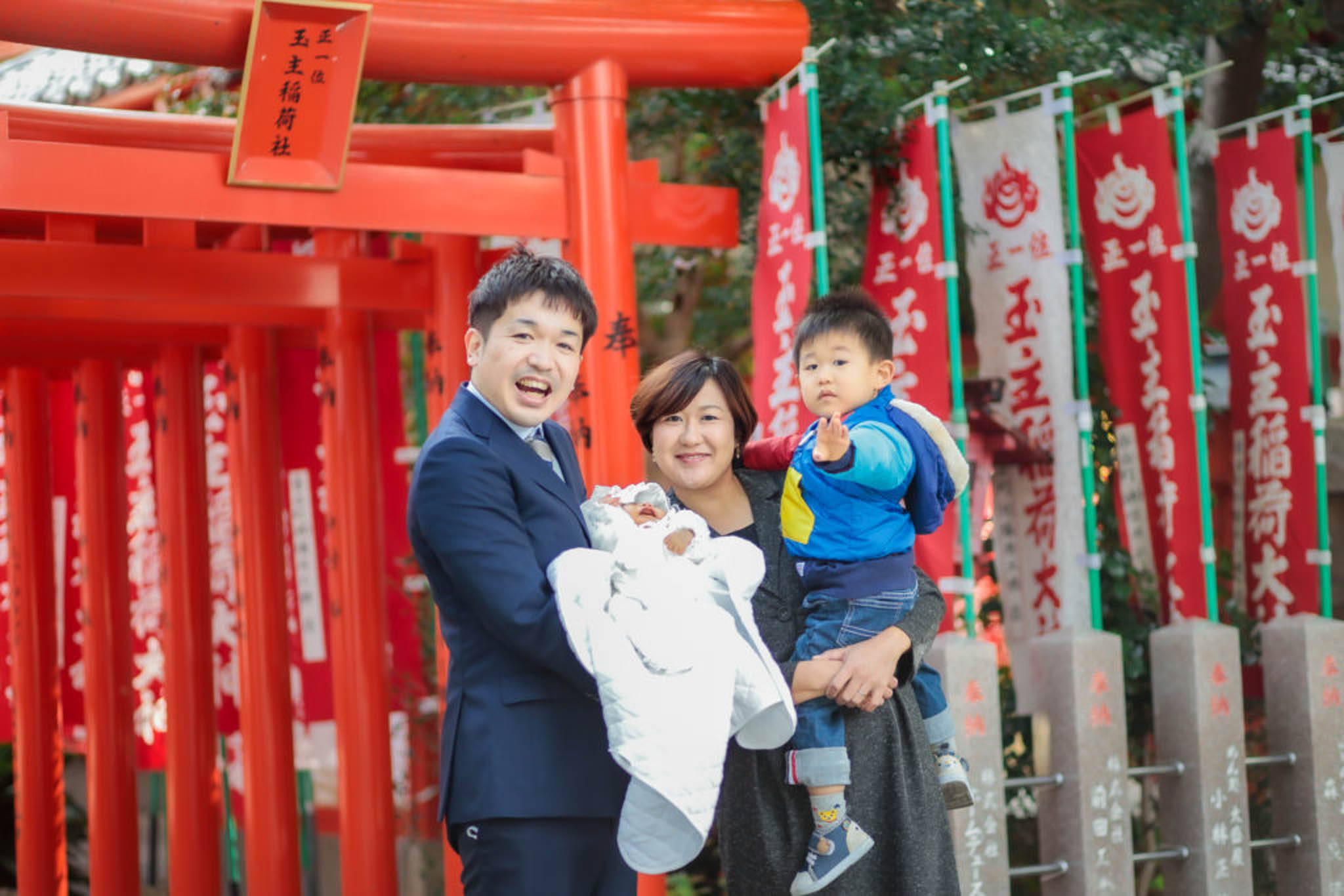 伊奴神社でお宮参りする家族