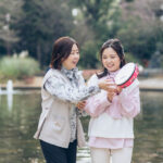 名古屋市の公園で写真を撮られる2人の女性