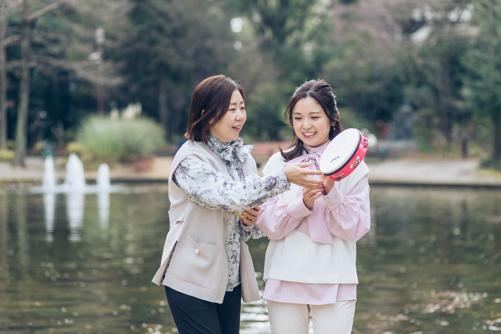 名古屋市の公園で写真を撮られる2人の女性