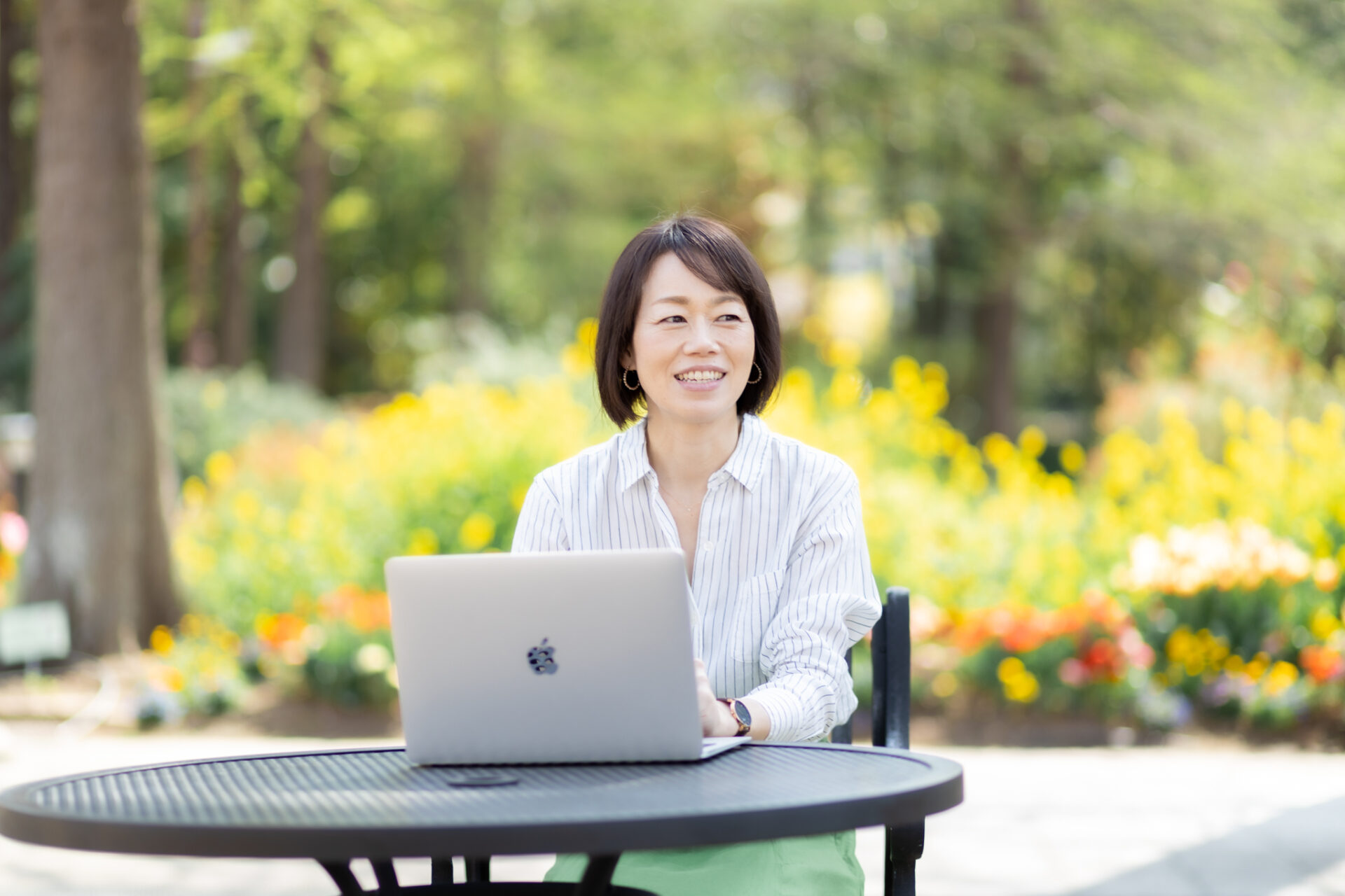 愛知県の公園でプロフィール写真を撮る女性起業家